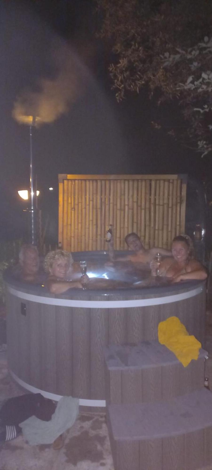 Rumah Senang Wellness Met Hottub En Tuin Ewijk Екстериор снимка